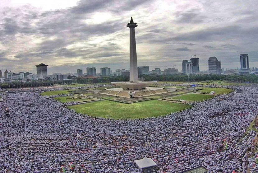 ribuan-umat-islam-mengikuti-aksi-super-damai-212-di-_161202095419-144